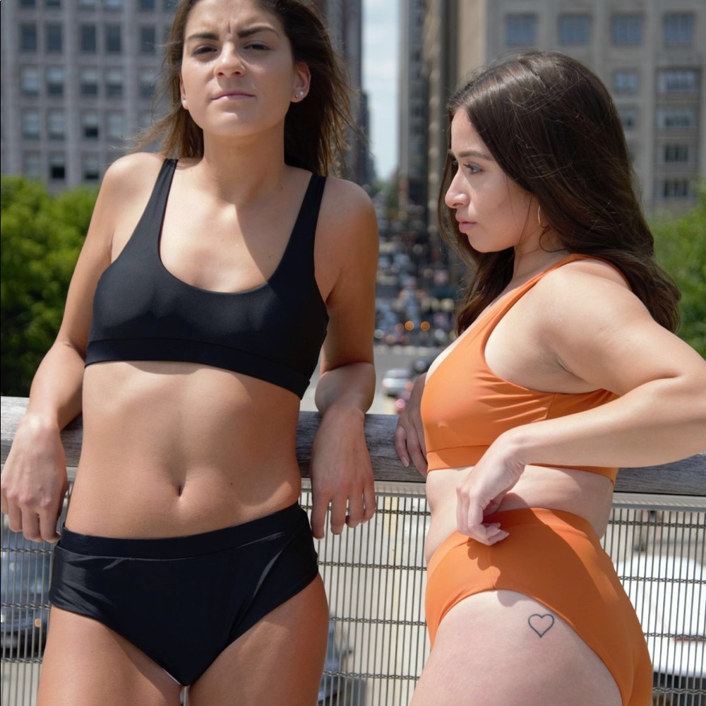 BOUNCE set in black